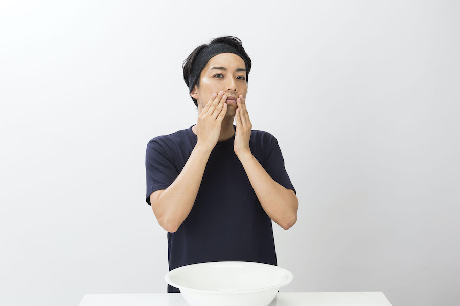 ② 洗顔化粧水だけでなく、乳液も使ってテカリを抑えよう